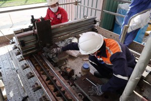 Phay đồng phẳng các tấm đế của bơm 